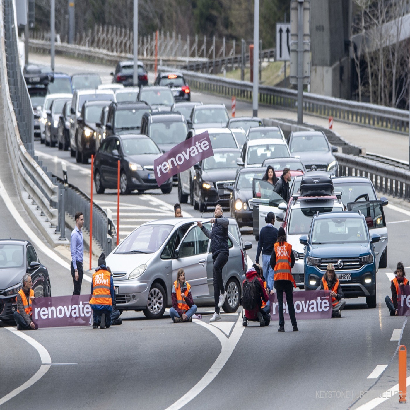 Des actions de terrain plutôt que des initiatives politiques episode artwork