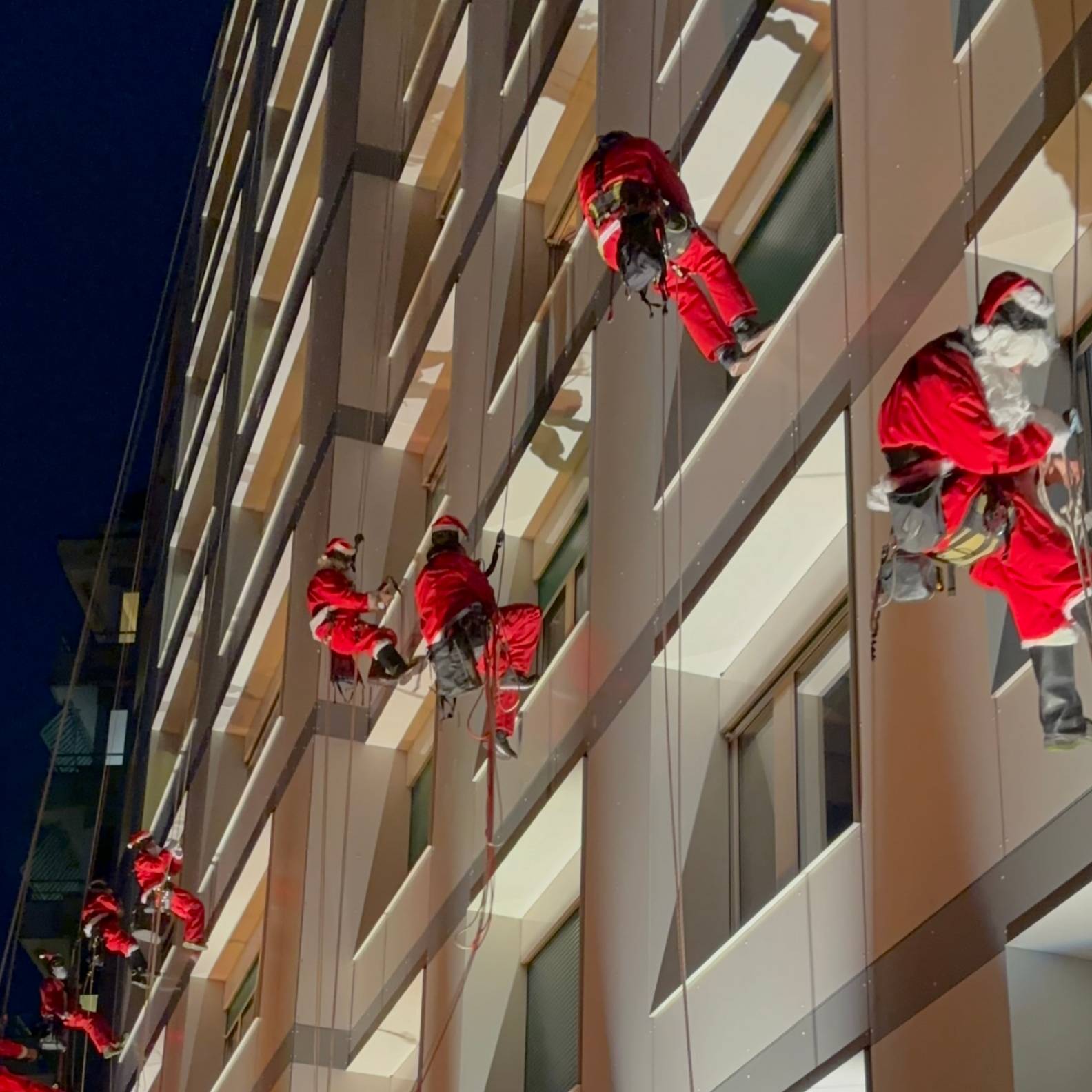 Des pères Noël surprennent des enfants hospitalisés episode artwork